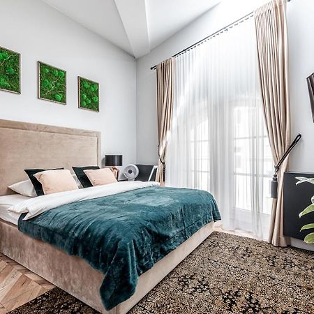 Sun Lighted Cathedral Square Studio Apartment วิลนีอุส ภายนอก รูปภาพ